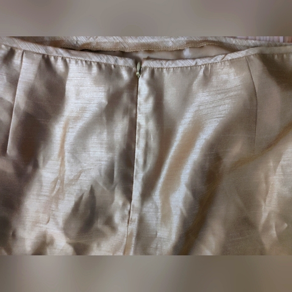 Gold lined suite skirt; below the knees - Picture 4 of 8
